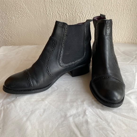 Like new Tommy Hilfiger black cap toe Chelsea booties with brogue details Sz 9 - Picture 8 of 8